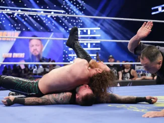Sami Zayn pinnt Kevin Owens in einem Singles Match bei WWE Friday Night SmackDown