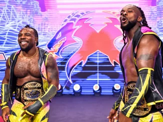 Xavier Woods (links) und Kofi Kingston (rechts) mit ihren Championship-Gürteln auf der AEW-Bühne.