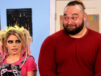 Alexa Bliss und Bray Wyatt stehen während eines WWE-Segments nebeneinander. Bliss blickt zur Seite, während Wyatt lächelt.