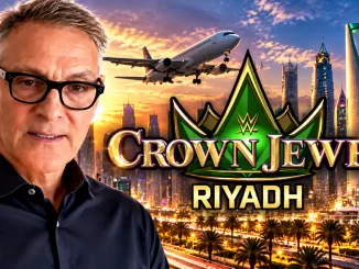 Ari Emanuel vor der Skyline von Riad mit einem Flugzeug am Himmel und dem WWE Crown Jewel Riyadh Logo im Vordergrund.