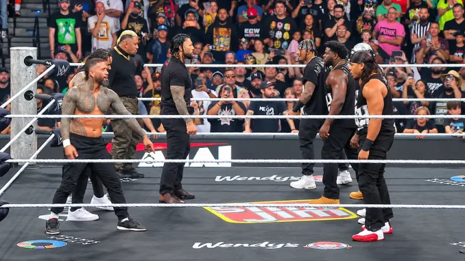 Bloodlien und 946 stehen sich im WWE-Ring gegenüber, während zahlreiche Zuschauer die Konfrontation verfolgen.