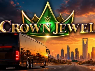 WWE Crown Jewel Logo über einem Reisebus auf einer Straße in Richtung der Skyline von Riad bei Sonnenuntergang.