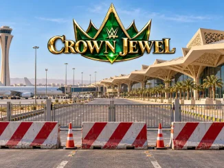 Grafik zur Flughafensperrung in Riad: Rot-weiße Absperrungen vor einem Terminal mit Flugzeugen und Kontrollturm, darüber das WWE-Crown-Jewel-Logo.
