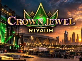 WWE Crown Jewel Riyadh Logo vor einer beleuchteten Veranstaltungsarena im Aufbau mit Bühnenkonstruktionen und der Skyline von Riad bei Sonnenuntergang..