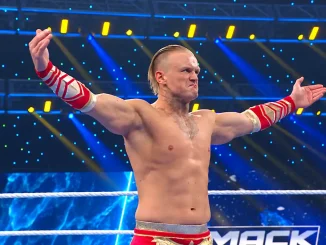 Ilja Dragunov steht mit ausgebreiteten Armen im WWE-Ring.