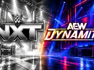 WWE NXT und AEW Dynamite im direkten Vergleich: Links das silberne NXT-Logo vor einer hellgrau beleuchteten Arena, rechts das farbenfrohe Dynamite-Logo vor einer blau-violetten Bühne. Ein leuchtender Funkenstreifen trennt beide Seiten.