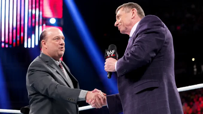 Paul Heyman und Vince McMahon geben sich im WWE-Ring die Hand. McMahon hält ein WWE-Mikrofon.