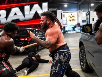Jacob Fatu und Royce Keys sind in einer intensiven Backstage-Auseinandersetzung zu sehen, während Fatu mit einem Kendo-Stick angreift und Keys die Szene zeigt Keys außerdem auch noch in seinem Fahrzeug