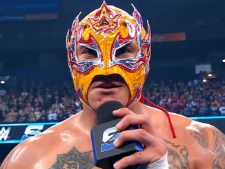 Rey Fenix spricht mit einem Mikrofon im Ring. Im Hintergrund sind die Zuschauer sowie WWE- und SmackDown-Elemente zu sehen.