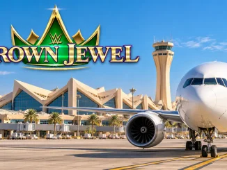 Passagierflugzeug vor einem Flughafenmotiv in Anlehnung an den King Khalid International Airport in Riad und dem WWE Crown Jewel Logo