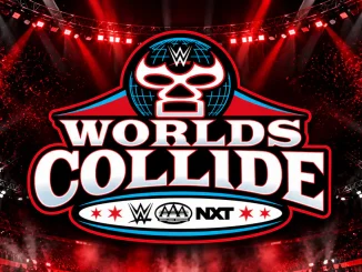 Das Bild zeigt das große WWE Worlds Collide Logo zentral vor einer dunkel-roten Wrestling-Arena mit Lichttraversen, Scheinwerfern, Rauch und einer intensiven Event-Atmosphäre.